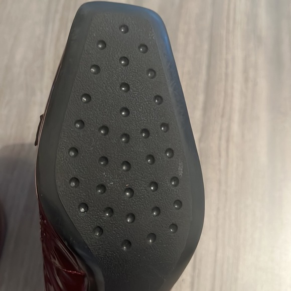 Talbot dressy low pump. Only worn once. Had knee surgery and need chunky heel. - Picture 3 of 8